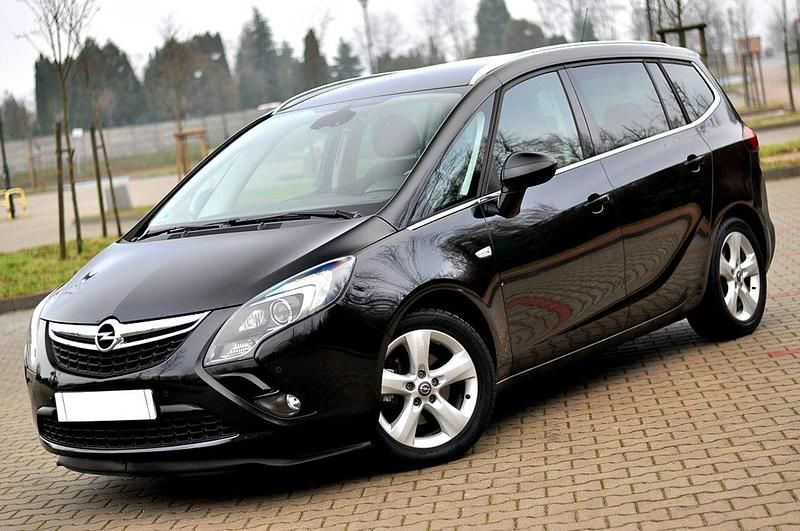 Używany Opel Zafira 140 KM (102 kW) 2011 Czarny (metalik, perła) Minivan