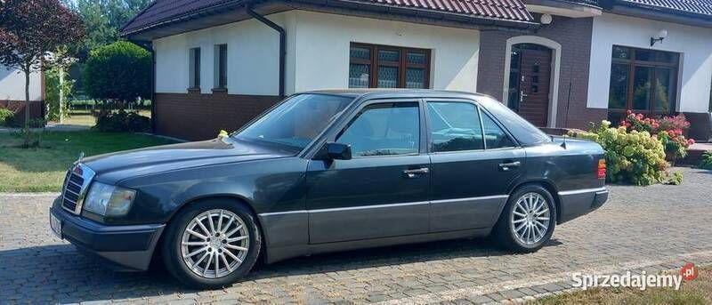 Czarny Używany 1992 Mercedes E230 Sedan/Limuzyna | 18 000 zł - Obraz 1/4