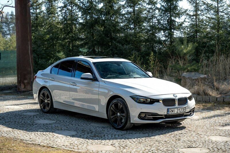 Biały (metalik) Używany 2017 BMW 114 Hatchback | 77 777 zł - Obraz 1/4