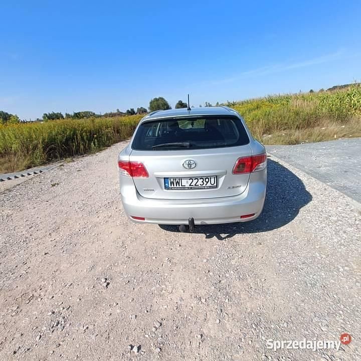 Używany Toyota Avensis 147 KM (108 kW) 2011 Srebrny Sedan/Limuzyna
