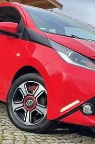 Używany Toyota Aygo 70 KM (51 kW) 2014 Czerwony (metalik) Hatchback