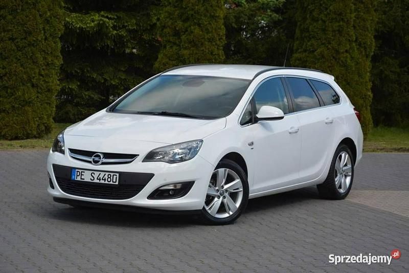 Biały Używany 2014 Opel Astra Kombi | 28 900 zł (Uczciwa cena) - Obraz 1/4