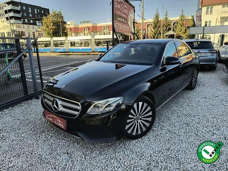 Czarny Używany 2017 Mercedes E400 Sedan/Limuzyna | 124 900 zł - Obraz 1/4