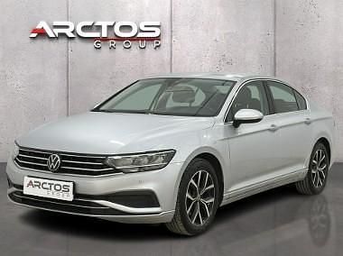 Srebrny Używany 2022 VW Passat Sedan/Limuzyna | 77 900 zł (Uczciwa cena) - Obraz 1/4