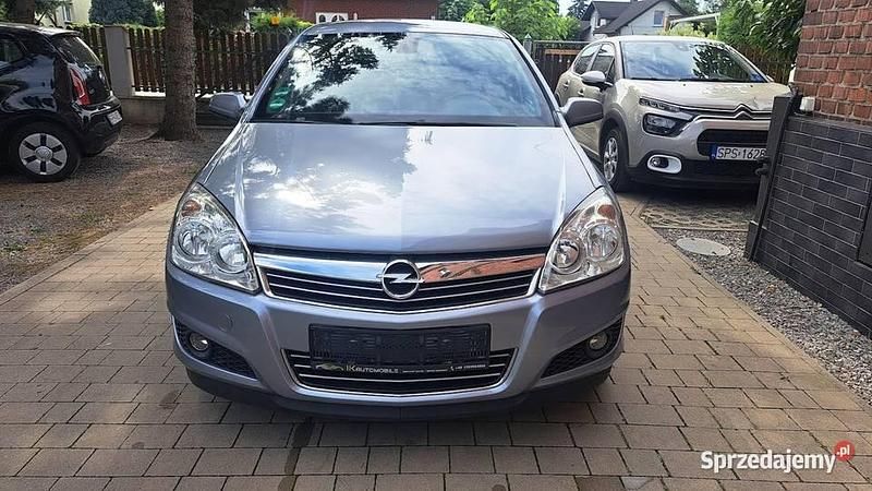 Szary Używany 2007 Opel Astra Hatchback | 8900 zł (Uczciwa cena) - Obraz 1/4