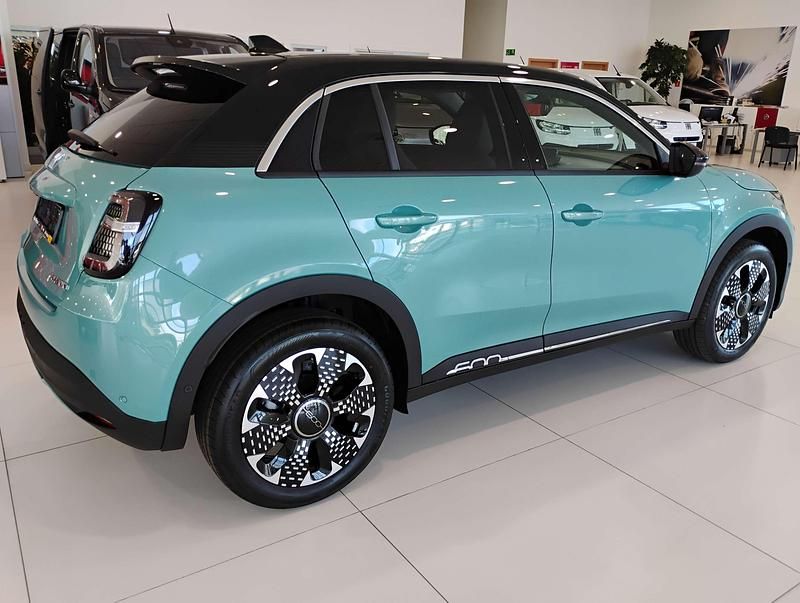 Nowe Fiat 600 La Prima 110 KM (80 kW) 2025 Lakier metalizowany lazurowy acqua z dachem w kolorze czarny cinema SUV