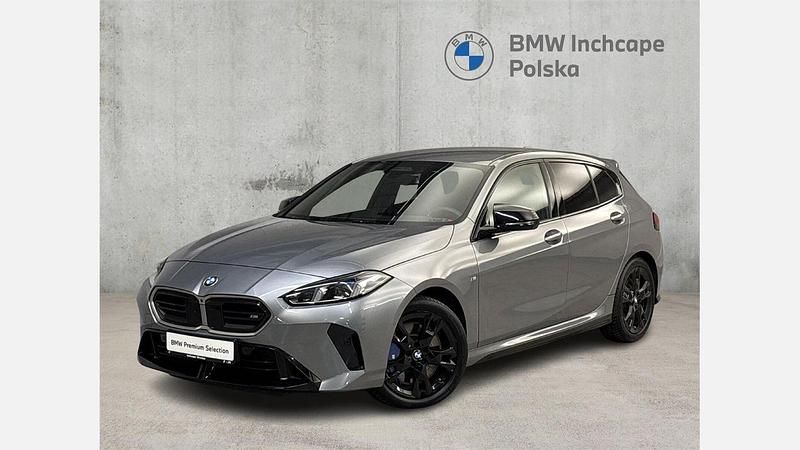 Szary skyscraper metalizowany Używany 2024 BMW M135 Shadowline Hatchback | 199 900 zł - Obraz 1/3