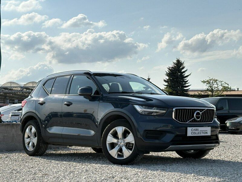 Niebieski ciemny (metalik) Używany 2022 Volvo XC40 SUV | 119 900 zł (Super Cena) - Obraz 1/4