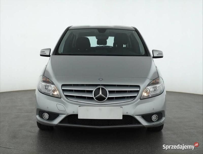Używany Mercedes B180 122 KM (89 kW) 2011 Srebrny Minivan