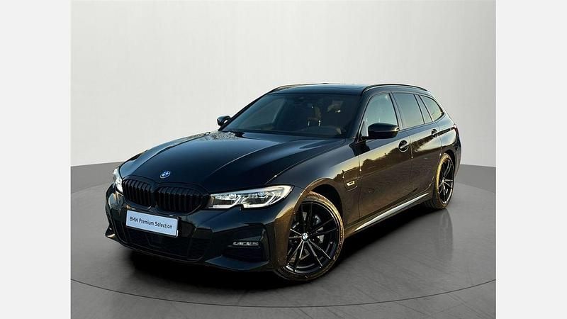 Czarny szafir metalizowany Używany 2022 BMW 330e Shadowline Kombi | 149 900 zł - Obraz 1/3