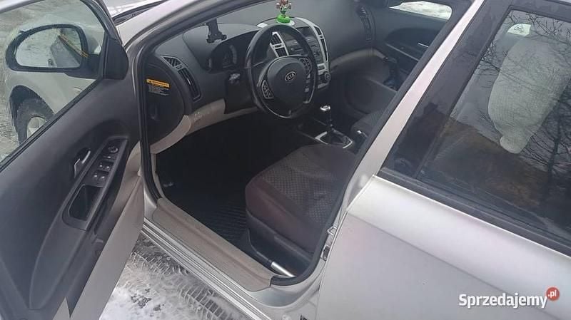 Używany Kia Ceed 2008 Srebrny Hatchback