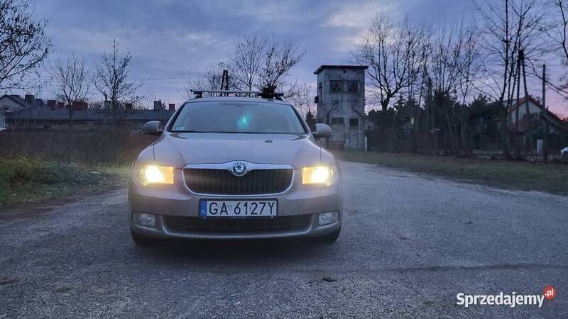 Srebrny Używany 2011 Skoda Superb Comfort Kombi | 34 000 zł (Dość drogi) - Obraz 1/4