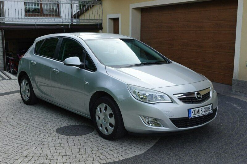 Srebrny Używany 2010 Opel Astra Hatchback | 18 900 zł (Uczciwa cena) - Obraz 1/4