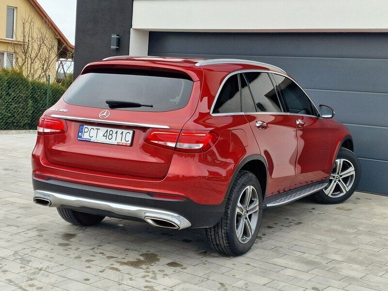Używany Mercedes GLC300 245 KM (180 kW) 2019 Czerwony SUV