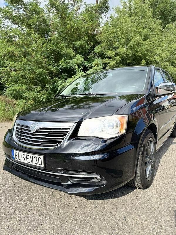 Czarny Używany 2012 Lancia Voyager Platinum Minivan | 44 000 zł - Obraz 1/4