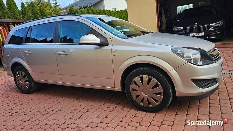 Używany Opel Astra 2010 Srebrny Kombi
