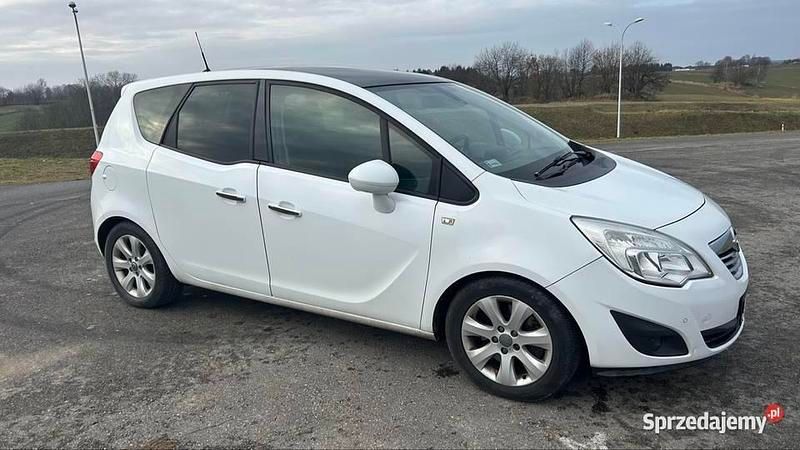 Biały Używany 2013 Opel Meriva Minivan | 19 500 zł (Dość drogi) - Obraz 1/4