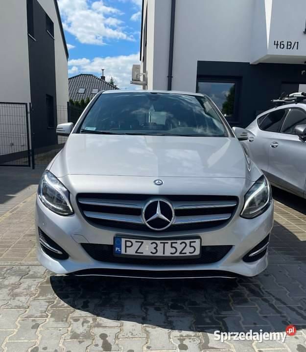 Używany Mercedes A180 Edition 2016 Srebrny Minivan