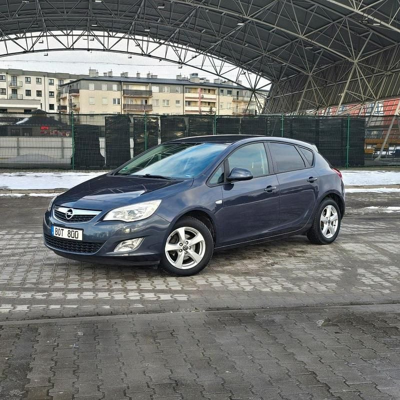 Używany Opel Astra Cosmo 140 KM (102 kW) 2010 Niebieski jasny (metalik) Hatchback