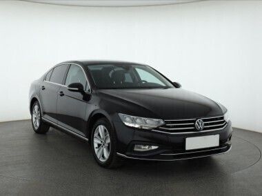 Czarny Używany 2022 VW Passat Sedan/Limuzyna | 99 999 zł (Uczciwa cena) - Obraz 1/4