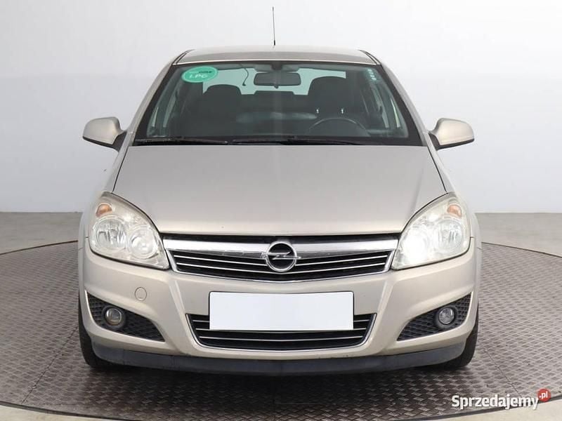 Srebrny Używany 2010 Opel Astra Sedan/Limuzyna | 13 999 zł (Uczciwa cena) - Obraz 1/4