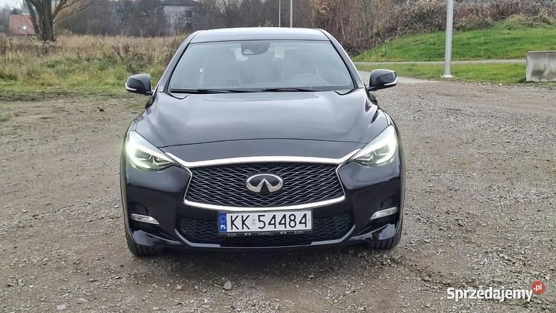 Używany Infiniti Q30 2016 Czarny Hatchback