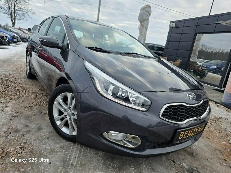Używany Kia Ceed 135 KM (99 kW) 2013 Czarny Hatchback