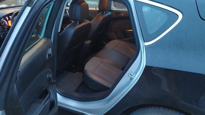 Używany Opel Astra Cosmo 2010 Srebrny Hatchback