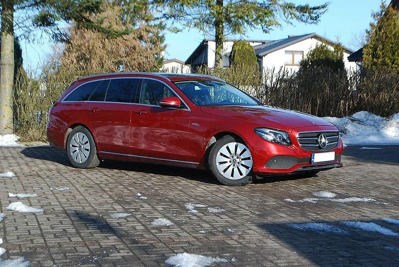 Używany Mercedes E200 197 KM (144 kW) 2019 Bordowy (metalik) Kombi