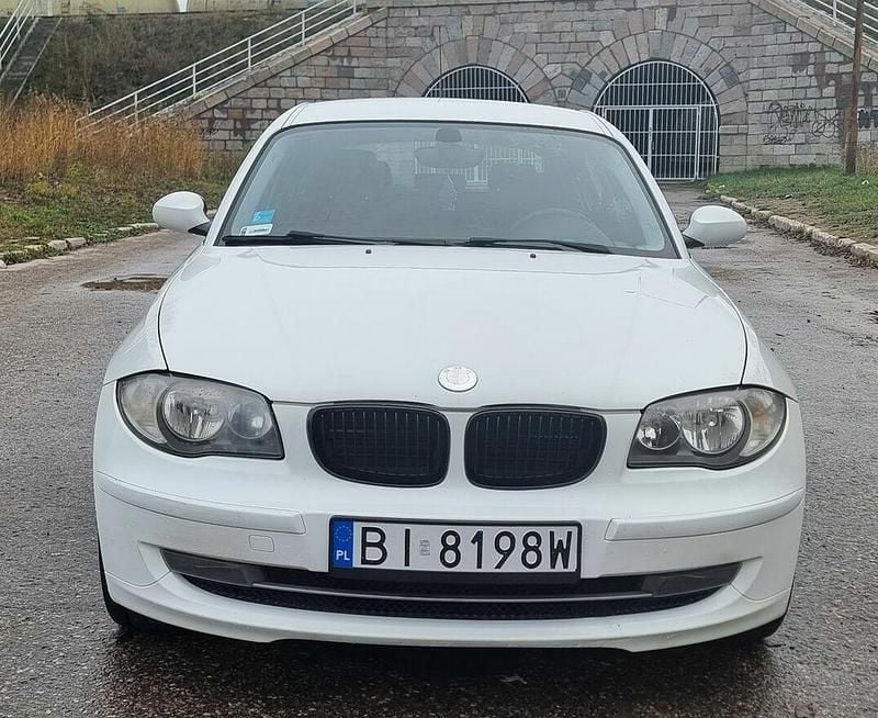 Biały Używany 2008 BMW 116 Hatchback | 9900 zł (Uczciwa cena) - Obraz 1/4