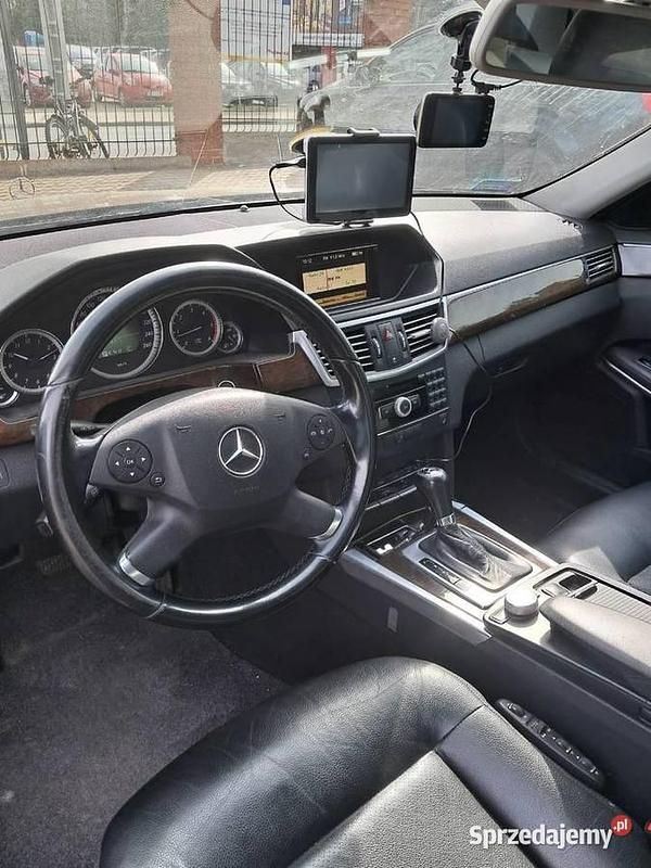 Używany Mercedes E220 2010 Brązowy Sedan/Limuzyna