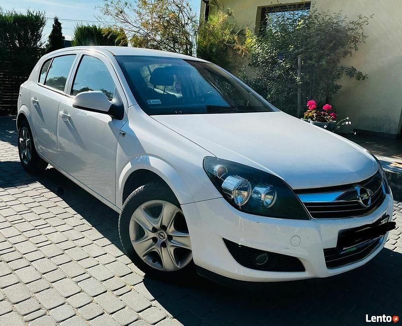 Biały Używany 2012 Opel Astra Hatchback | 15 000 zł (Dobra cena) - Obraz 1/3