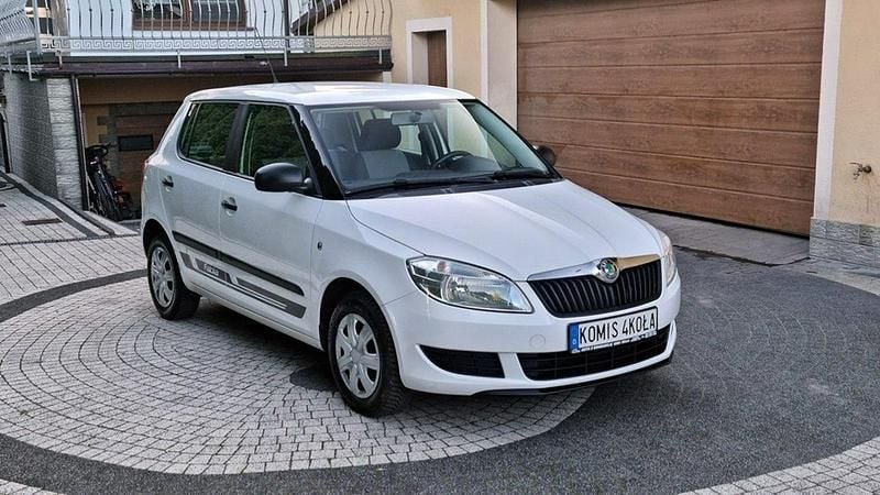 Biały (metalik) Używany 2011 Skoda Fabia Hatchback | 13 900 zł (Uczciwa cena) - Obraz 1/4