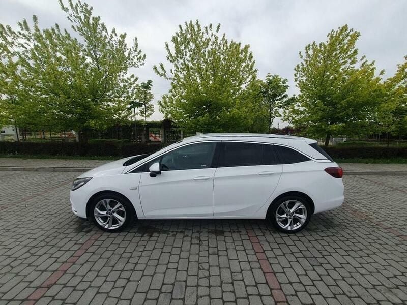 Biały Używany 2017 Opel Astra Sport Kombi | 45 000 zł - Obraz 1/4