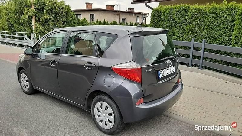 Używany Toyota Verso-S 2011 Szary Minivan