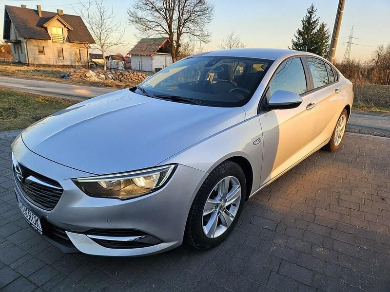 Używany Opel Insignia 141 KM (103 kW) 2018 Srebrny (metalik) Hatchback