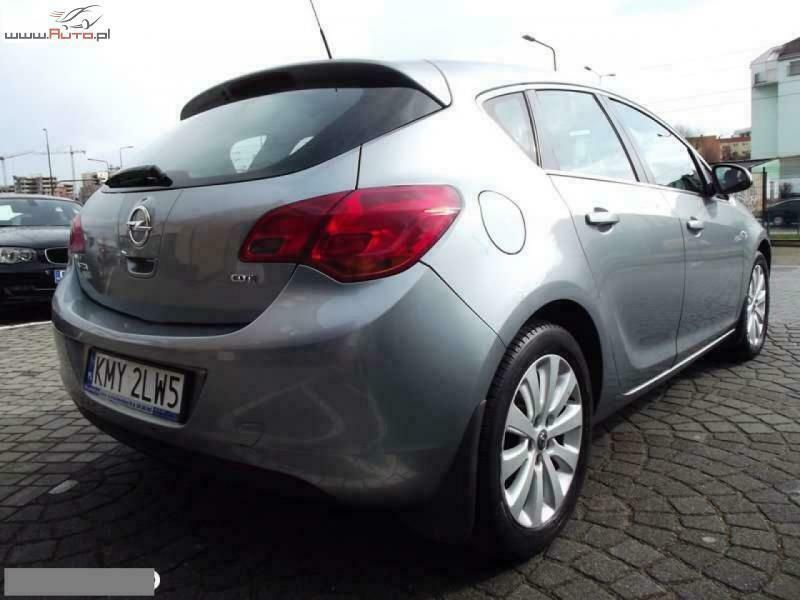 Używany Opel Astra 110 KM (80 kW) 2010 Szary (metalik) Hatchback