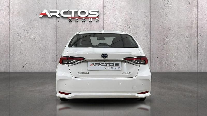 Używany Toyota Corolla Active 98 KM (72 kW) 2022 Biały Sedan/Limuzyna