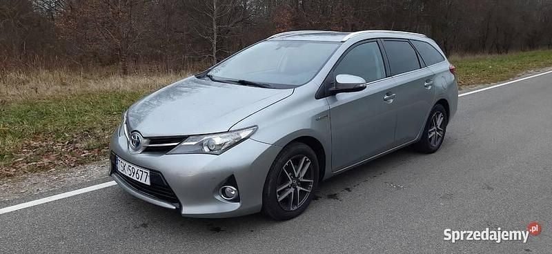 Srebrny Używany 2014 Toyota Auris Hybrid Kombi | 39 900 zł (Uczciwa cena) - Obraz 1/4