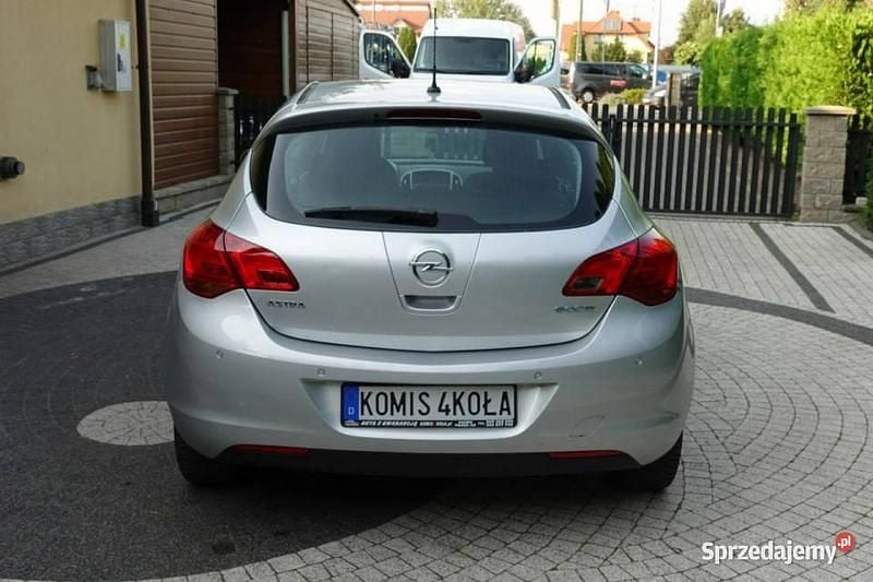 Używany Opel Astra 101 KM (74 kW) 2010 Srebrny Hatchback