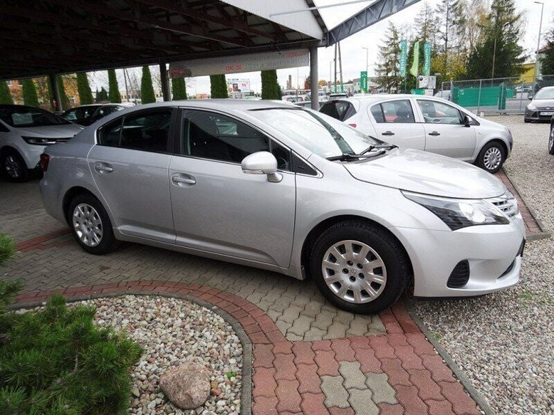 Używany Toyota Avensis 124 KM (91 kW) 2013 Srebrny Sedan/Limuzyna