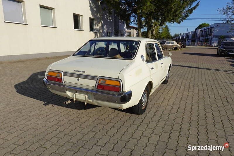 Używany Daihatsu Charmant 1975 Beżowy Sedan/Limuzyna