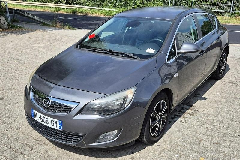 Szary (metalik) Używany 2010 Opel Astra Hatchback | 9200 zł - Obraz 1/4