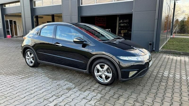 Używany Honda Civic 83 KM (61 kW) 2006 Czarny Hatchback