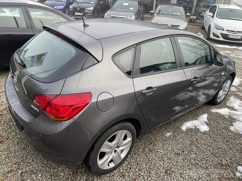 Używany Opel Astra 101 KM (74 kW) 2010 Grafitowy metalik Hatchback