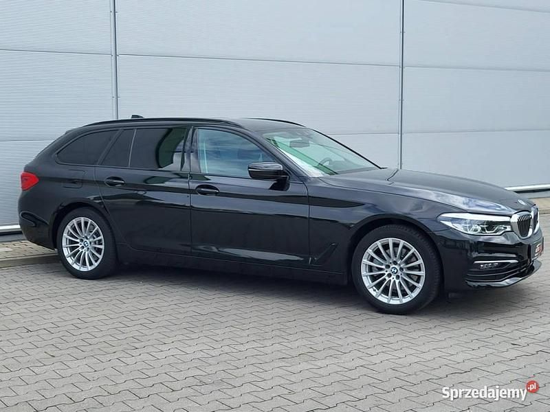 Czarny (metalik) Używany 2019 BMW 520 Comfort Edition Kombi | 119 700 zł (Uczciwa cena) - Obraz 1/4