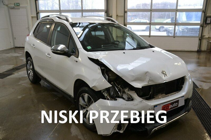 Biały Używany 2015 Peugeot 2008 SUV | 13 500 zł - Obraz 1/4