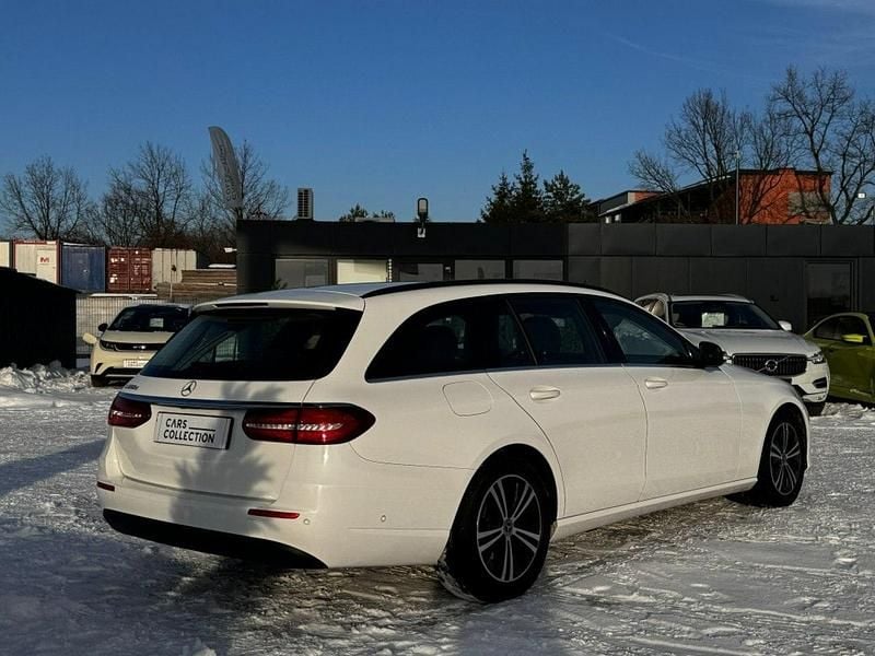 Używany Mercedes E220 194 KM (142 kW) 2020 Biały (metalik) Kombi