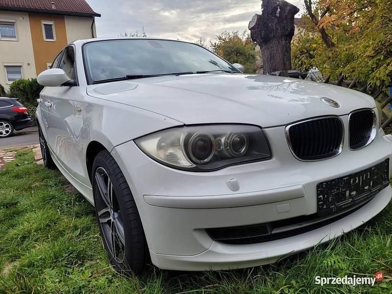 Biały Używany 2009 BMW 116 Hatchback | 17 000 zł (Uczciwa cena) - Obraz 1/4
