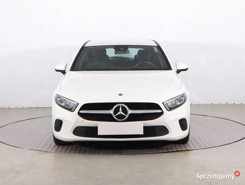 Biały Używany 2020 Mercedes A180 Hatchback | 97 999 zł (Uczciwa cena) - Obraz 1/4
